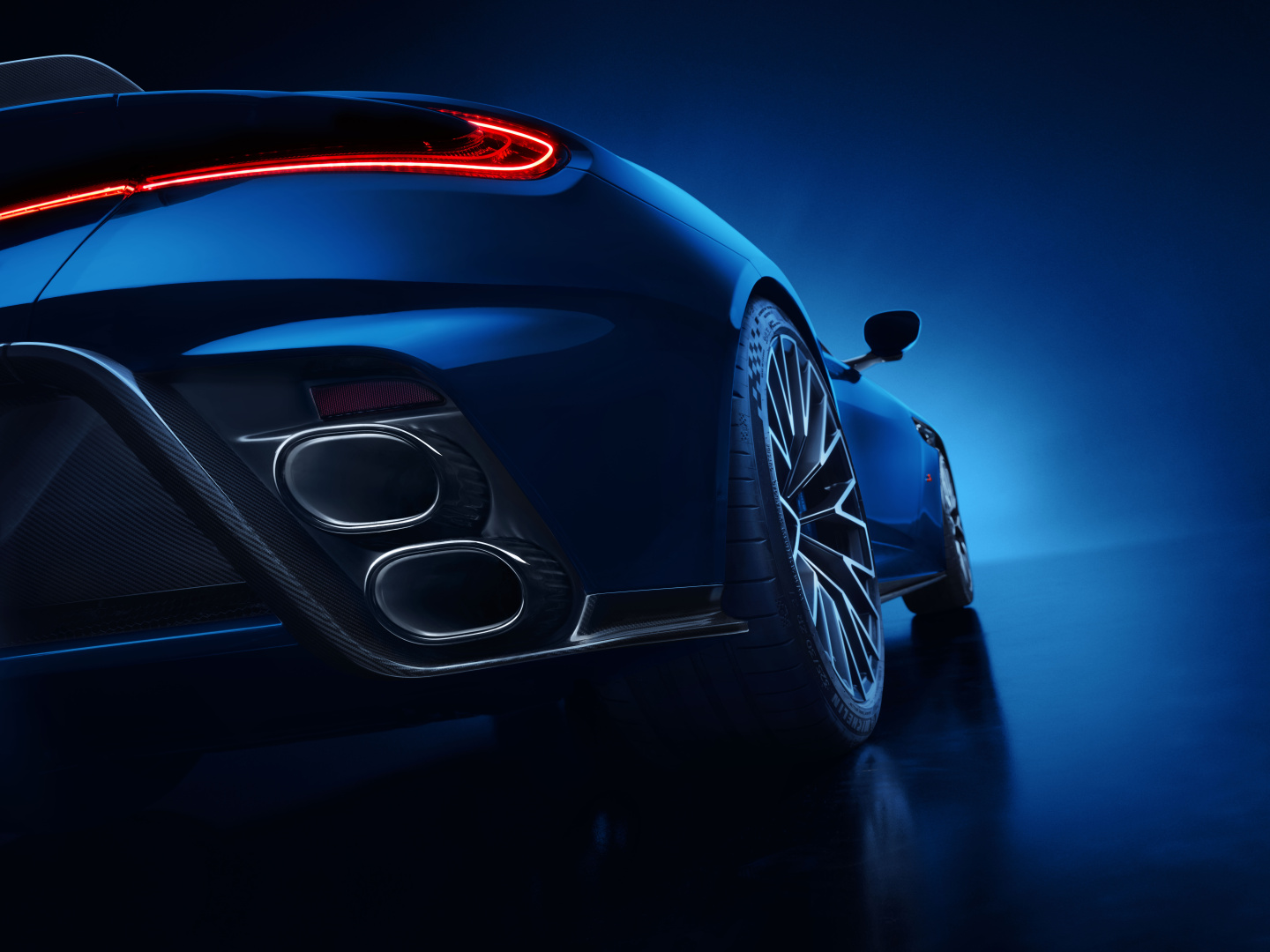 SMALL_Aston Martin DB12 S_08